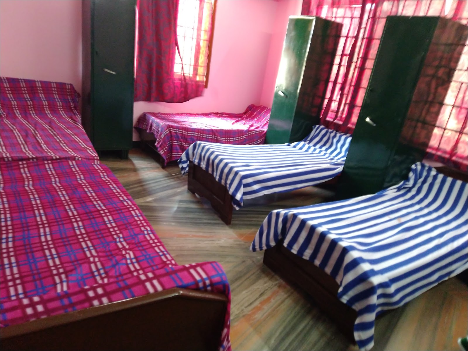 Sri Maha Hostel - Thiruvanmiyur - Ladies Hostel